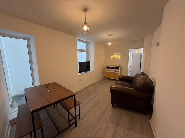 9 bed house — Oystermouth Road, Sandfields