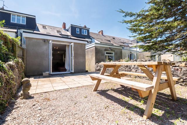 6 bed house — Flora Street, Cathays