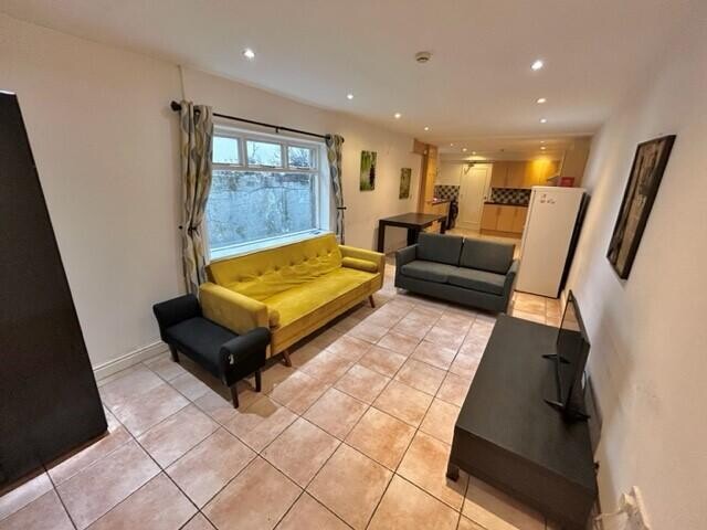 9 bed house — Woodville Road, Cathays