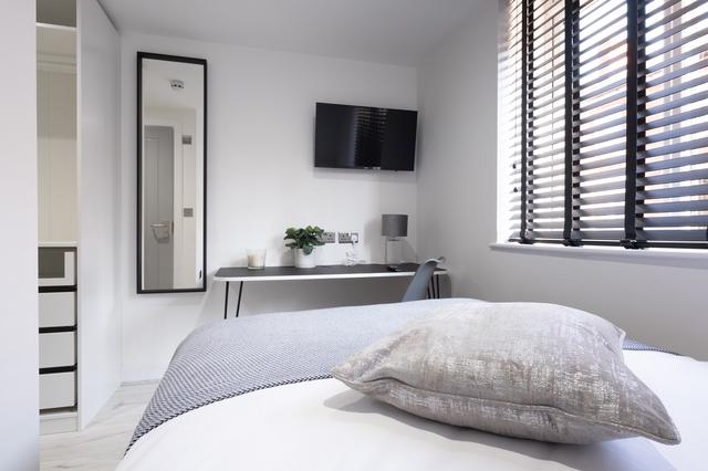 5 bed house — Dunlop Street, High Street