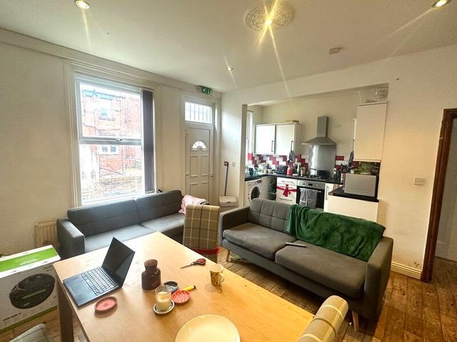 6 bed house — Brudenell Mount, Hyde Park