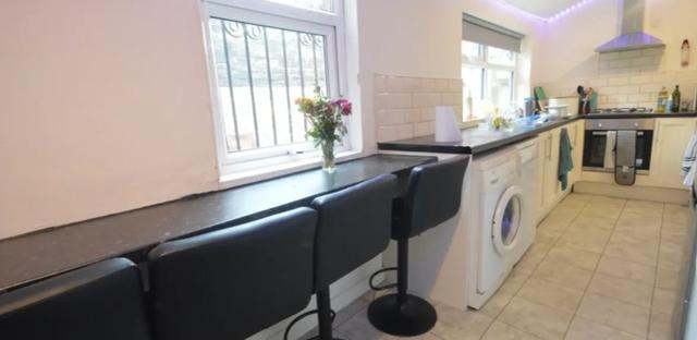 5 bed house — Brudenell Mount, Hyde Park