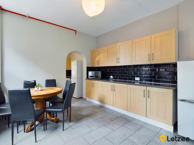 8 bed house — Uplands Crescent, Uplands