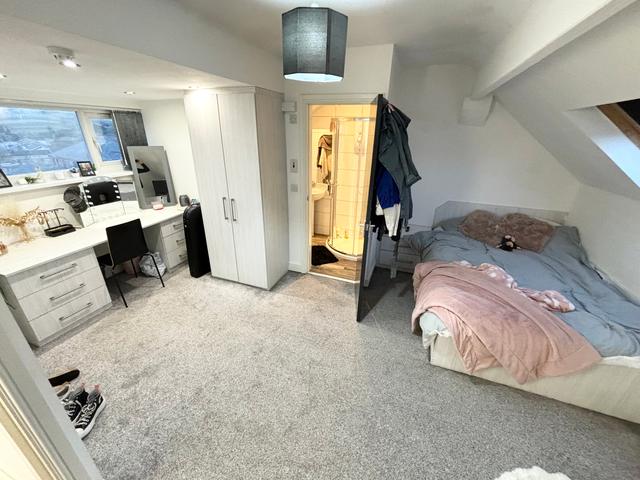 3 bed house — Glossop Street, Hyde Park