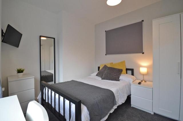6 bed house — Fletcher Road, Beeston
