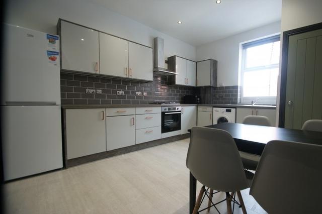4 bed house — Harold Avenue, Hyde Park