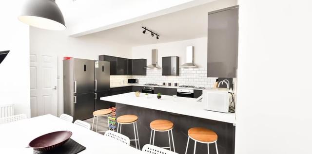 8 bed house — Regent Park Terrace, Hyde Park