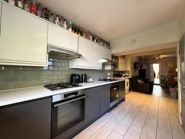 8 bed house — Woodville Road, Cathays