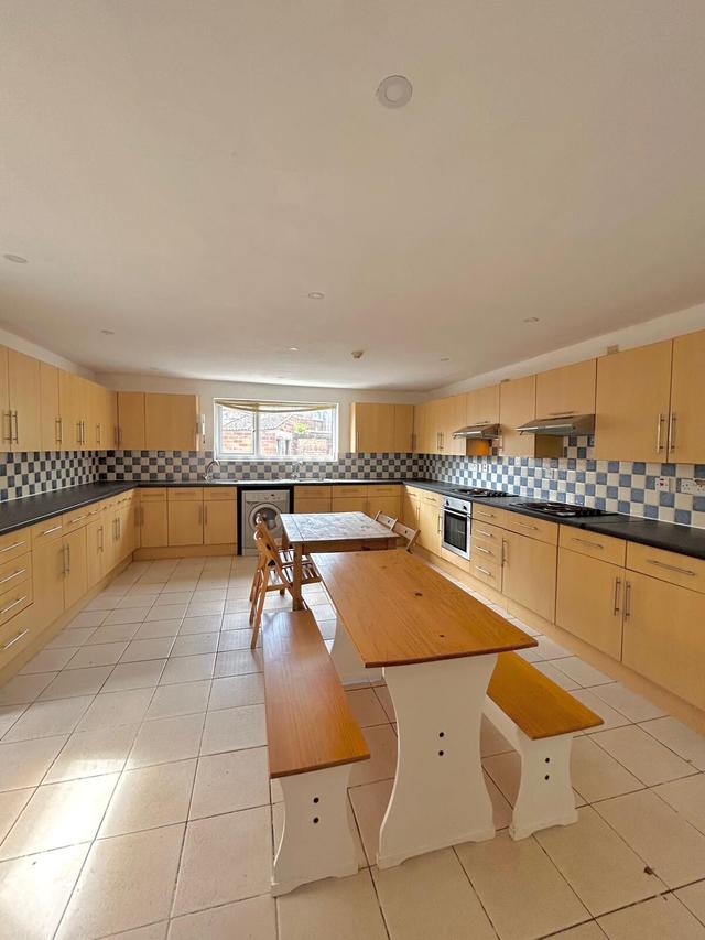 8 bed house — Woodville Road, Cathays