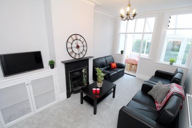 5 bed house — Aston Road, Southsea