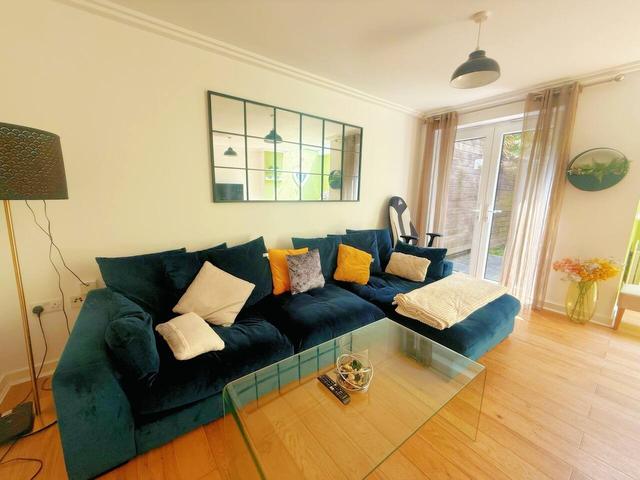 4 bed house — Kingscote Way, City Centre