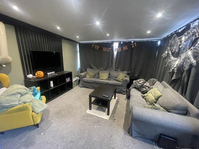 10 bed house — Dennistead Crescent, Headingley