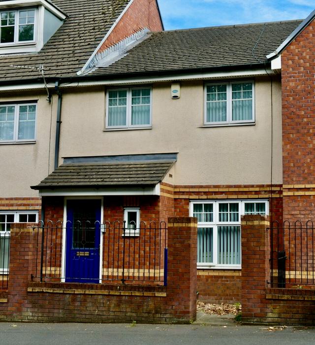 3 bed house — Yew Tree Road, Fallowfield