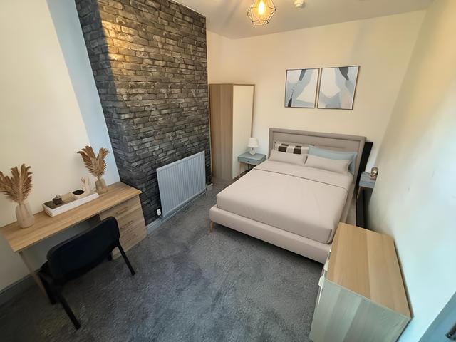6 bed house — Cliff Mount, Woodhouse