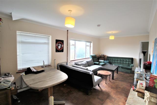 6 bed house — Falaise, Egham