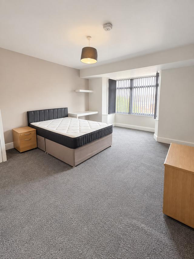 3 bed apartment — Dillwyn Road, Sketty