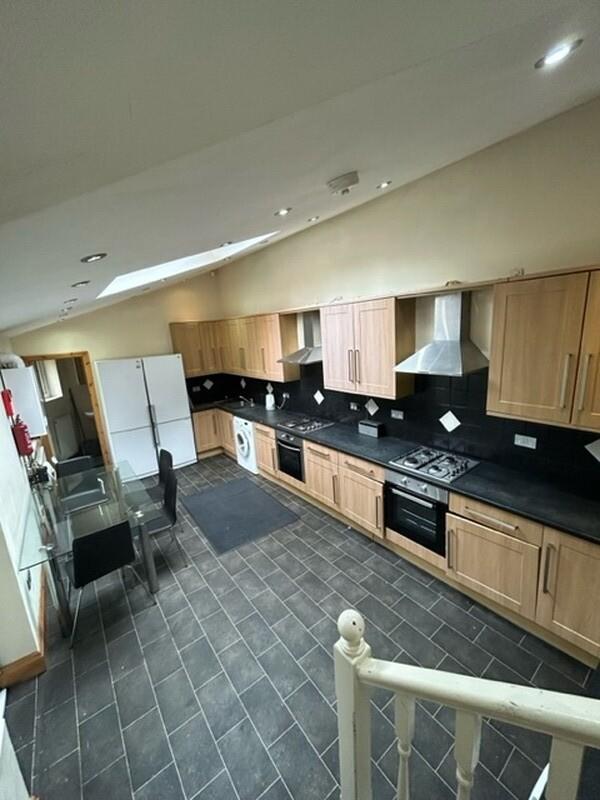 10 bed house — Woodsley Road, Hyde Park