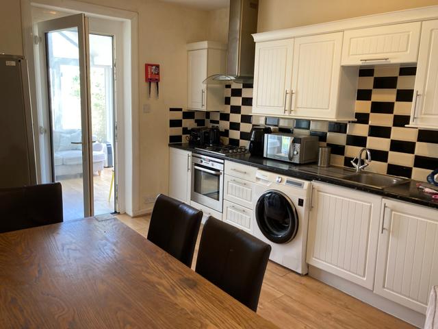 5 bed house — Shelbourne Road, Charminster
