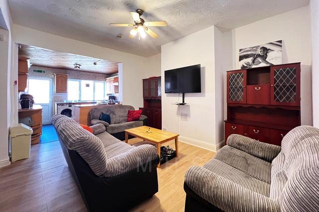 7 bed house — Brudenell Mount, Hyde Park