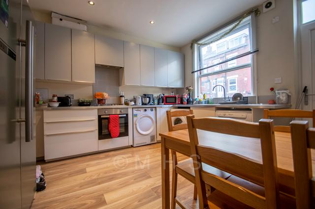 5 bed house — Village Place, Burley