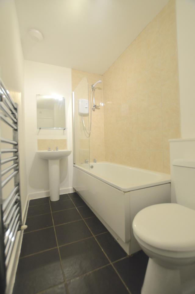 4 bed house — Stannington Place, Heaton