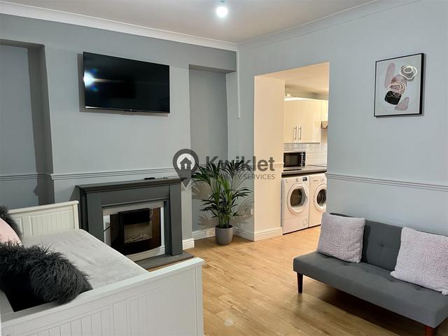 5 bed house — Stow Hill, Treforest