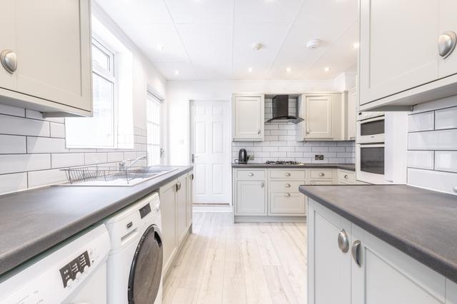 5 bed house — Beresford Avenue, Beverley Road
