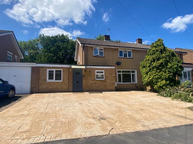6 bed house — Applegarth Avenue, Guildford