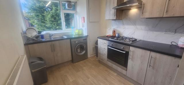 2 bed house — Ash Grove, Hyde Park