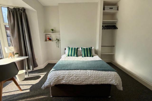 4 bed house — Port Tennant Road, Port Tennant