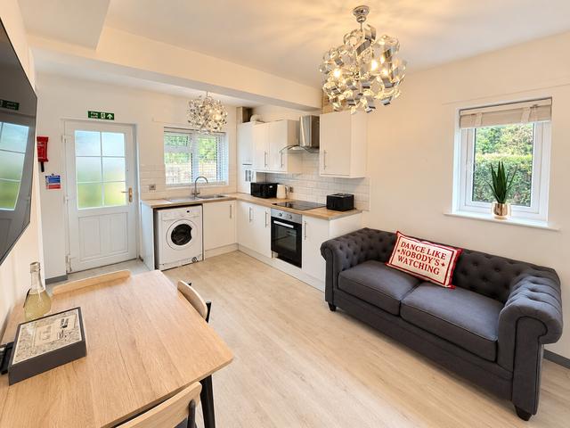 3 bed house — Barstow Avenue, Hull Road