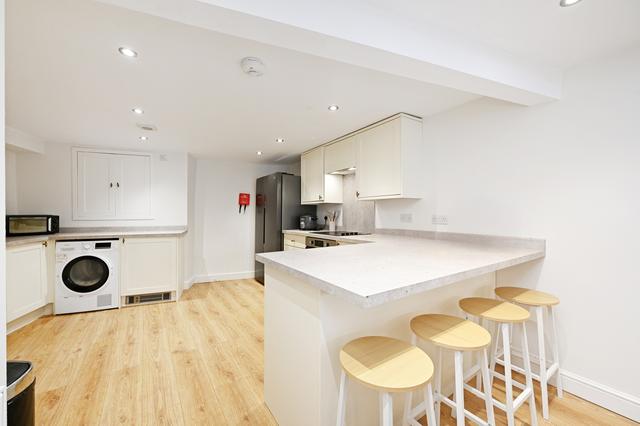5 bed house — Travis Place, Broomhall