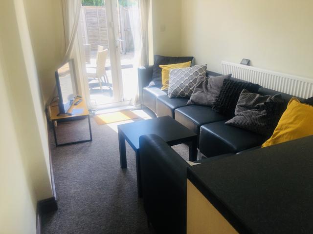 4 bed house — Milton Road, The Polygon