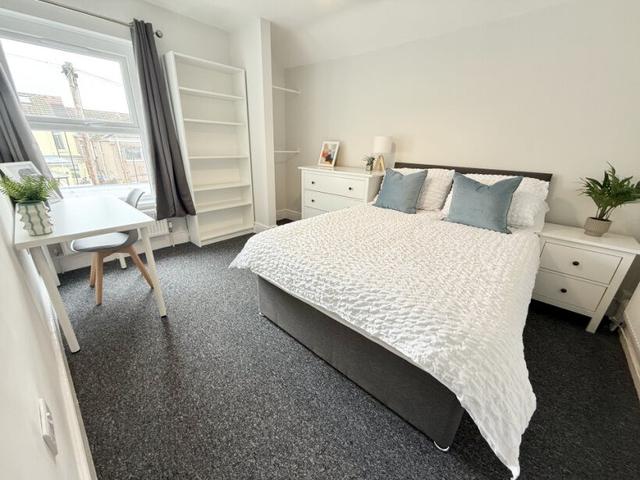 5 bed house — Ysgol Street, Port Tennant