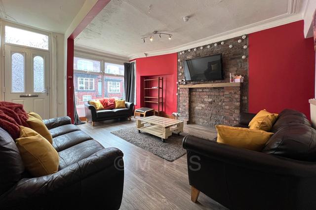 8 bed house — Manor Drive, Hyde Park