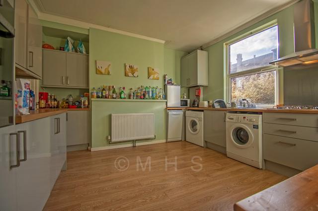 6 bed house — Ash Road, Headingley