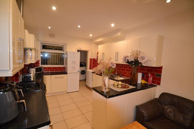 5 bed house — Milverton Road, Victoria Park