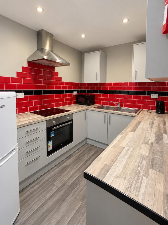 3 bed house — Dillwyn Road, Sketty