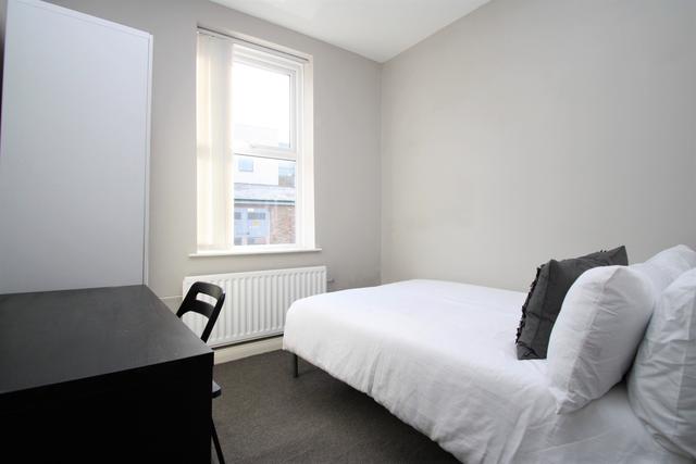 6 bed house — Chester Street, Sandyford