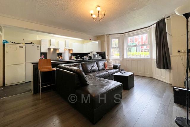 9 bed house — Ash Grove, Hyde Park