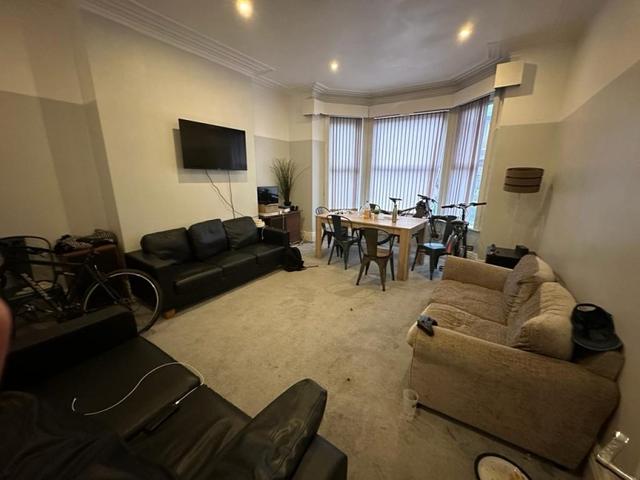 8 bed house — Delph Lane, Woodhouse