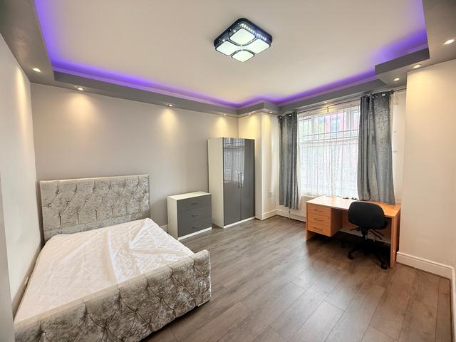 6 bed house — Scarsdale Road, Victoria Park