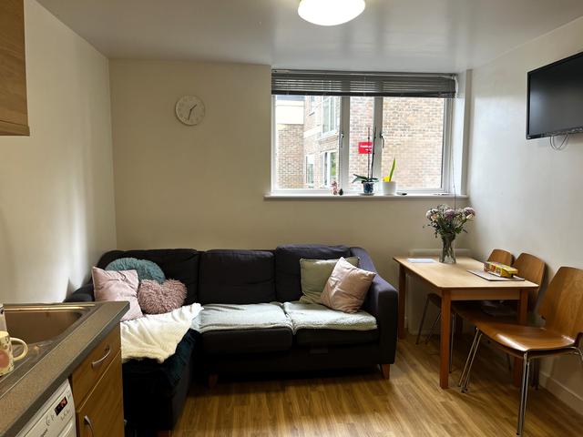 4 bed apartment — Sparkford Close, Stanmore