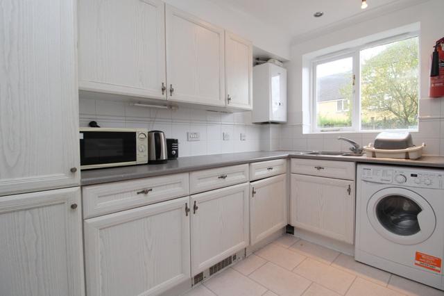 5 bed house — Nightingale Shott, Egham