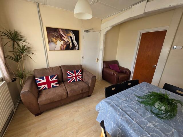 5 bed house — Toston Drive, Wollaton