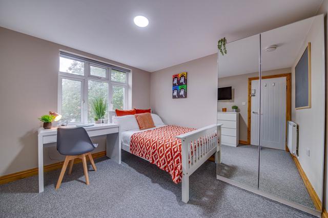 6 bed house — Ednaston Road, Dunkirk