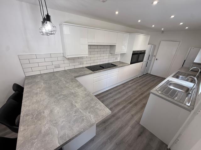 8 bed house — Kirkstall Lane, Headingley
