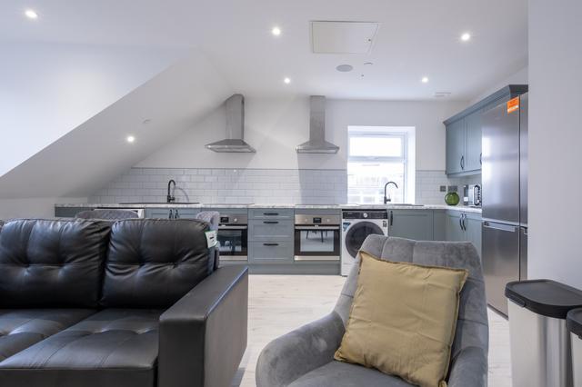 5 bed house — De La Beche Street, City Centre