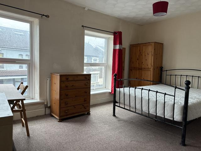 4 bed house — Wood Road, Treforest