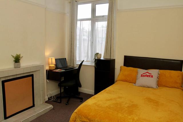 5 bed house — Greenhill Road, Knighton